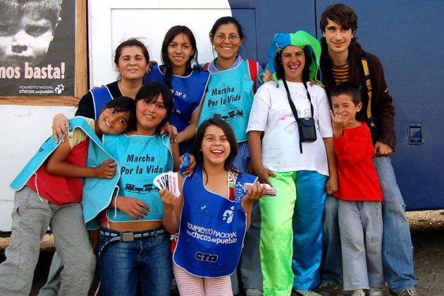 Demonstrating with kids and teachers from Che Pibe
