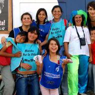 Demonstrating with kids and teachers from Che Pibe
